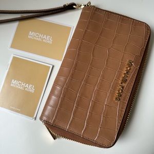 NWOT never used Michael Kors Crocodile leather Wristlet wallet purse